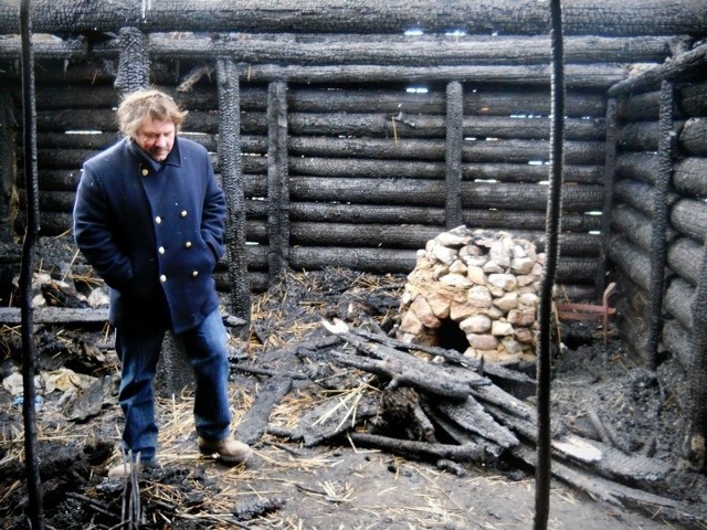 Po spalonej chacie została tylko konstrukcja. Położona jest zaledwie kilka metrów od pozostałych krytych strzechą. Niewiele brakowało, by i one poszły z dymem.