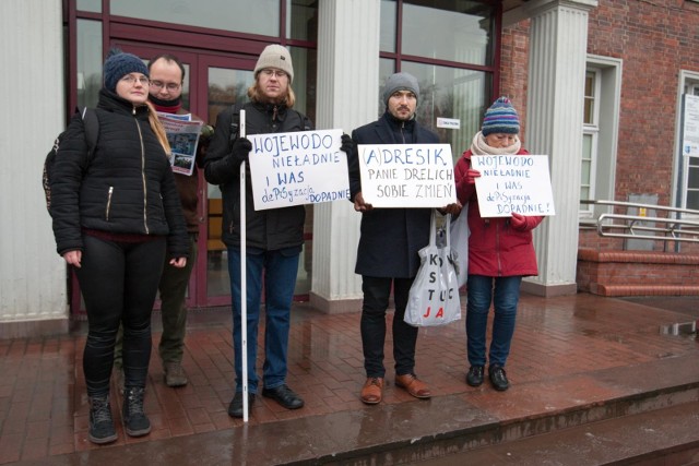 Mieszkańcy Gdańska protestowali pod siedzibą wojewody przeciwko dekomunizacji ulic