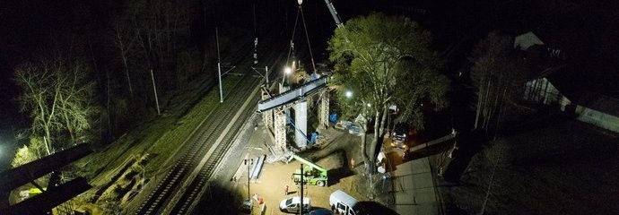 Prace przy budowie wiaduktu nad torami linii kolejowej...