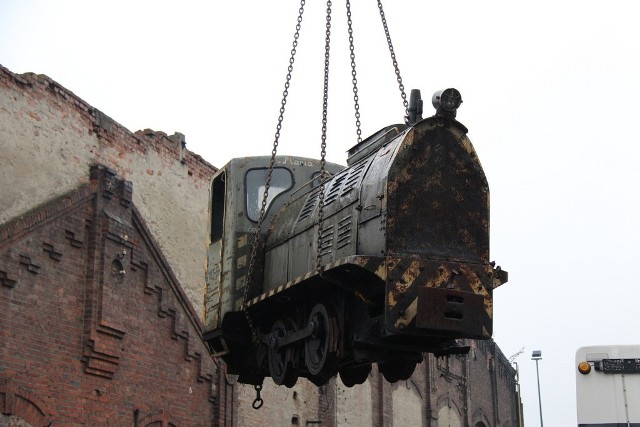 Dwie lokomotywy wąskotorowe przyjechały do Dąbrowy Górniczej z byłej kopalni Kazimierz Juliusz w Sosnowcu