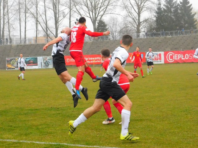 W piłkarskich derbach Koszalina rozegranych na stadionie przy ulicy Fałata, Gwardia uległa Bałtykowi 1:2.Podobnie jak w jesiennym pojedynku obu drużyn, również i tym razem losy meczu rozstrzygnęły się w ostatnich minutach spotkania. Bałtyk objął prowadzenie w 11. minucie po golu Łukasza Włodarczyka. W 64. minucie po strzale z rzutu karnego wyrównał Dominik Drzewiecki. W 88. minucie rezultat ustalił Bartłomiej Putno.Zobacz także Magazyn Sportowy GK24 (18.03)