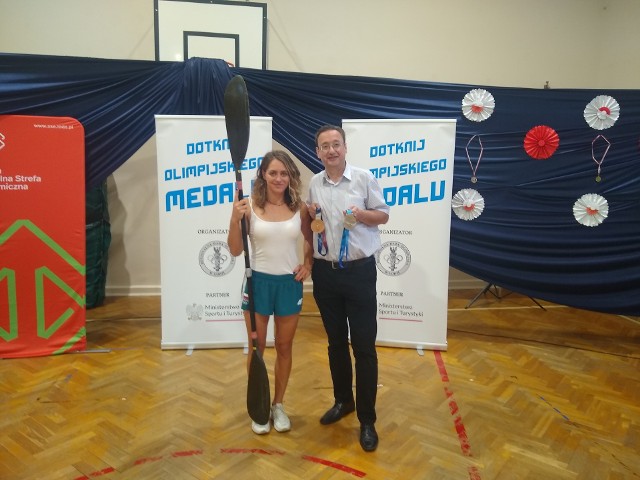Justyna Iskrzycka, brązowa medalistka olimpijska z Tokio 2020 i wiceprezes RROl w Łodzi Tomasz Rosset.
