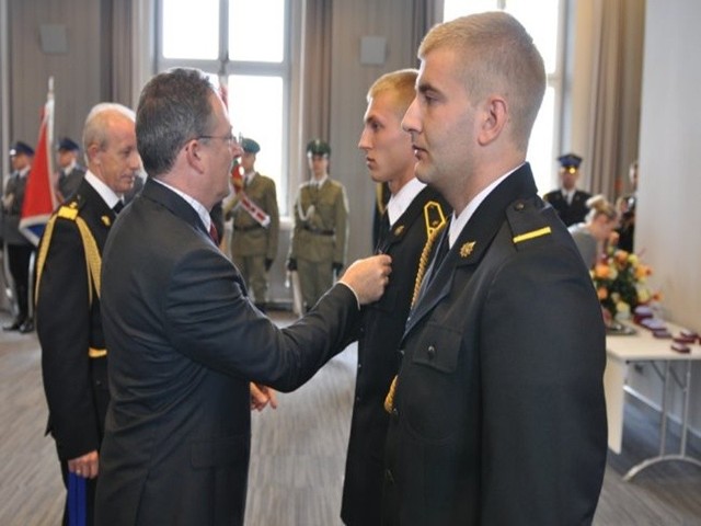 Na zdjęciu mł. asp. Piotr Hanus i st. str. Łukasz Mazur.