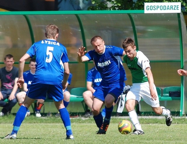 Dariusz Kozubek (drugi z prawej) z drużyny z Bodzentyna miał najlepszą okazję na zdobycie bramki w meczu Łysicy z Wierną. Jednak po jego uderzeniu futbolówka trafiła w poprzeczkę.