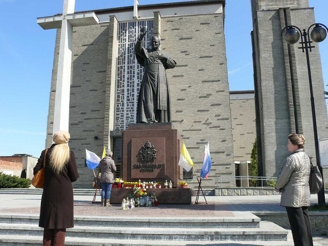 Pomnik papieża Jana Pawła II przy bazylice konkatedralnej w Stalowej Woli