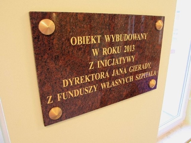Taka tablica zawisła na otwarcie nowego oddziału szpitala wojewódzkiego w Kielcach.