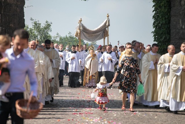 Rok temu, już w pandemii, centralna procesja w Krakowie odbyła się jak zawsze, choć miała o wiele mniej uczestnik&oacute;w