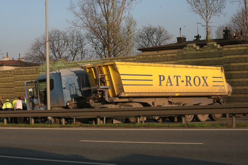 Katowice: Tir blokował jezdnię na al. Roździeńskiego