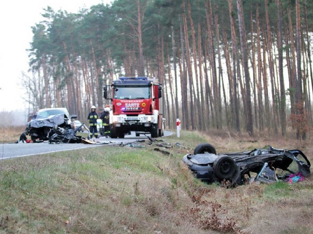 W tym strasznym wypadku w Gorzupi w powiecie żagańskim na miejscu zginęła 7-letnia dziewczynka, która w foteliku została wyrzucona z auta. Kobieta w ciąży, która jechała golfem w ciężkim stanie została zabrana do szpitala w Zielonej Górze. Niestety zmarła na szpitalnym oddziale w wyniku odniesionych obrażeń. Do tragedii doszło w marcu 2015 r.