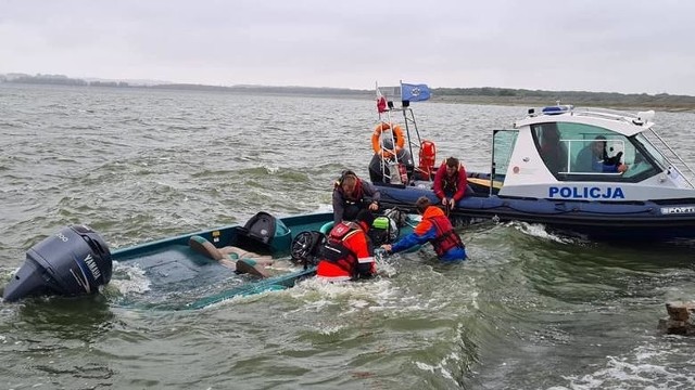 Na początku sierpnia na Jeziorze Otmuchowskim policjanci i WOPR-owcy szukali motorówki, którą z cumy zerwał wiatr. Znaleźli ją podtopioną. Wypompowali z niej wodę i odholowali do ośrodka wypoczynkowego.