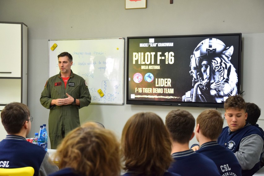 Maciej "Slab" Krakowian, pilot F-16 odwiedził Technikum Lotnicze w Nagoszewie. To było bardzo ciekawe spotkanie