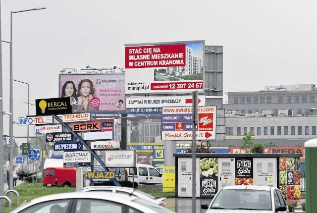 Ul. Josepha Conrada w Krakowie - jedna z najbardziej oszpeconych reklamami ulic w Polsce