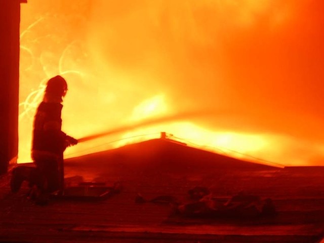Pożar wybuchł w dawnej stołówce. W jego gaszeniu uczestniczyło sześć zastępów straży.