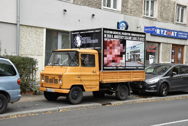 Auto antyaborcyjnych aktywistów znów parkuje przy ul. Kołłątaja. Widać je z okien szpitala ginekologiczno-położniczego.