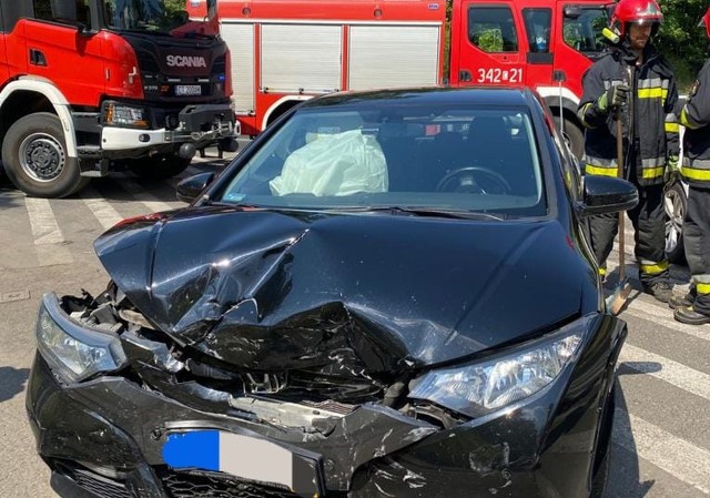 Do zdarzenia z udziałem dwóch aut osobowych doszło na ulicy Poznańskiej w Toruniu