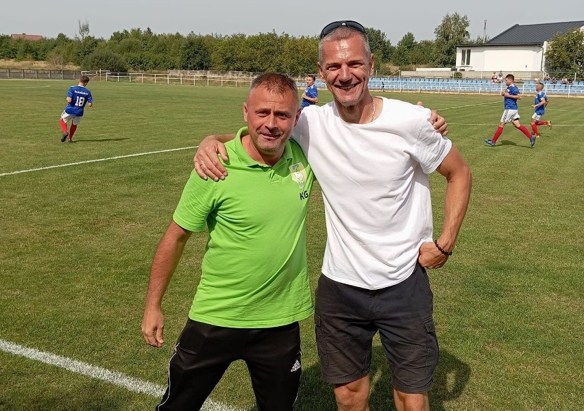 Konrad Główka (trener MKS-u), z lewej strony i Michał...