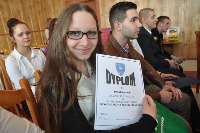 Olga Dębińska z dyplomem i nagrodą za zajęcie 3. miejsca w konkursie.