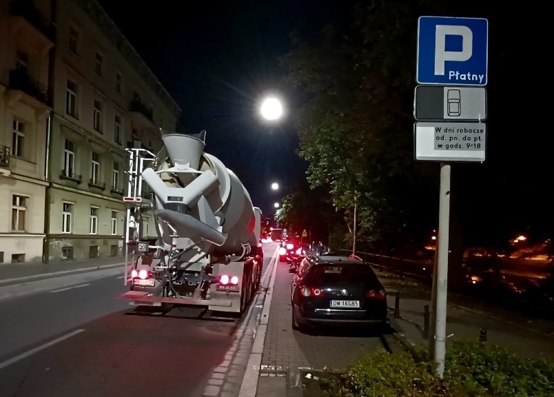 Betoniarka od wielu godzin blokuje ul. Podwale we Wrocławiu. Kierowcy po kolizji nadal czekają na policję [ZDJĘCIA]