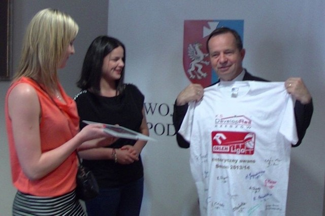 Magdalena Olszówka i Paulina Peret wręczyły marszałkowi Ortylowi pamiątkową koszulkę.