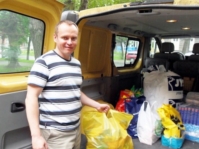Na zdjęciu komendant hufca Rafał Lewandowski i część zapakowanych darów.