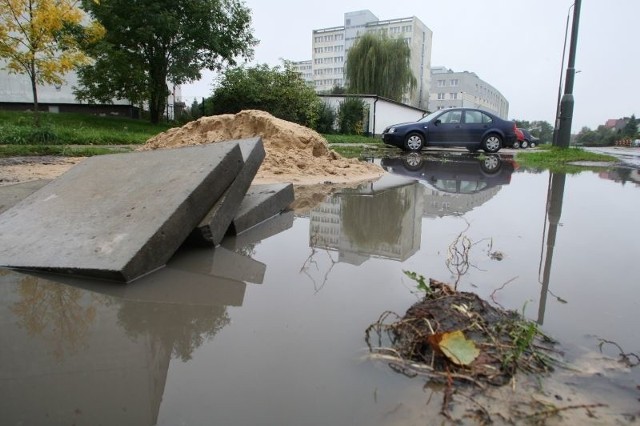 Z parkingu przy ulicy Leszczyńskiej trudno korzystać. Zalegają na nim woda i góry piasku.