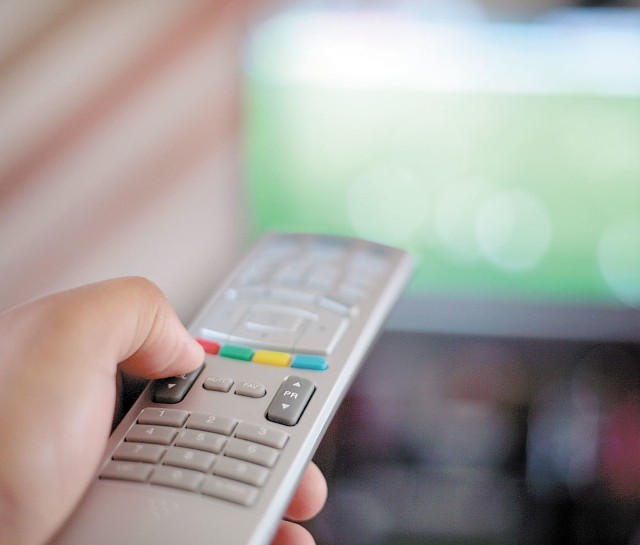 Ponad połowa Polaków ogląda telewizje nie płacąc abonamentu, większość argumentuje, że płaci platformom cyfrowym i kablówkom. 