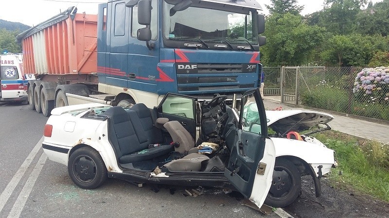 Wypadek w Czchowie, samochód osobowy zderzył się czołowo z ciężarówką. Dwie osoby i dwa psy ranne, droga zablokowana, są objazdy