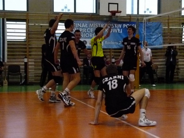 Czarni Radom wygrali pierwszy mecz finałowego turnieju mistrzostw Polski juniorów, który jest rozgrywany w Radomiu. Spotkanie zakończył atak Łukasza Łapszyńskiego (pierwszy z prawej)