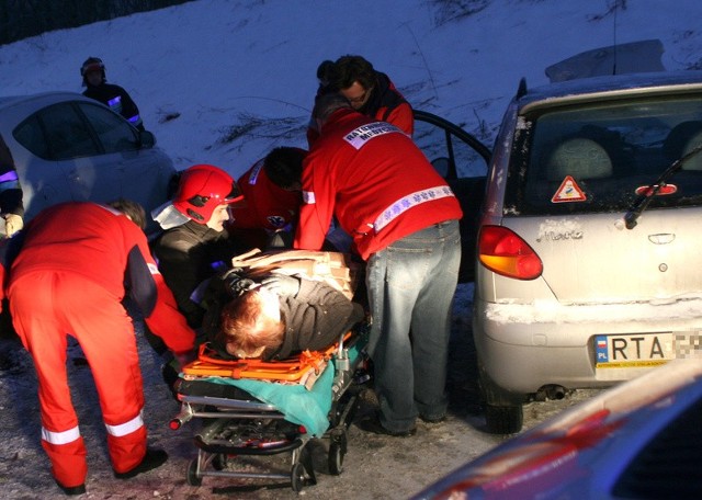 Kobietę kierującą daewoo matizem przewieziono do szpitala.