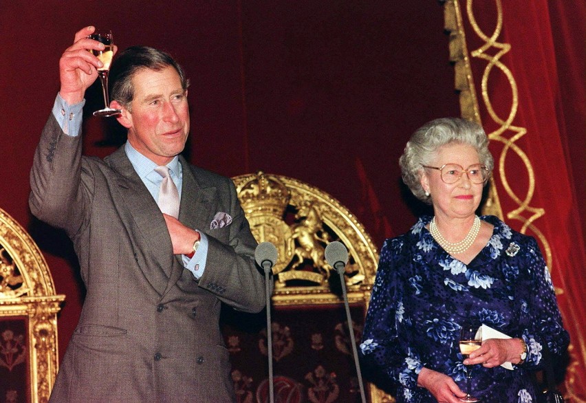 Elżbieta II z księciem Karolem w podczas przyjęcia z okazji...