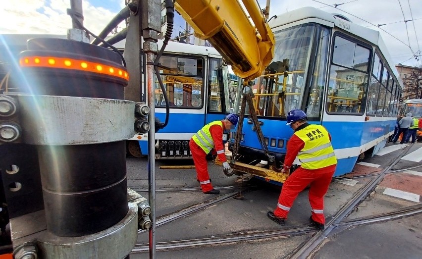 Tramwaj wypadł z szyn na skrzyżowaniu, skręcając z pl....