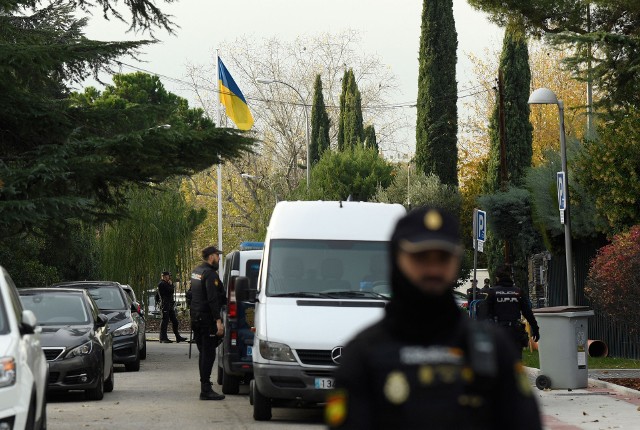 W ostatnich dniach przesyłki zawierające materiał wybuchowy dotarły do co najmniej sześciu miejsc w Hiszpanii, w tym do ambasad USA i Ukrainy, hiszpańskiego ministerstwa obrony, koncernu zbrojeniowego i bazy wojskowej pod Madrytem.