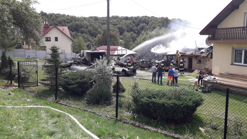 Groźny pożar pod Tarnowem. Spłonęła stodoła, strażacy walczyli o ocalenie domu [ZDJĘCIA]