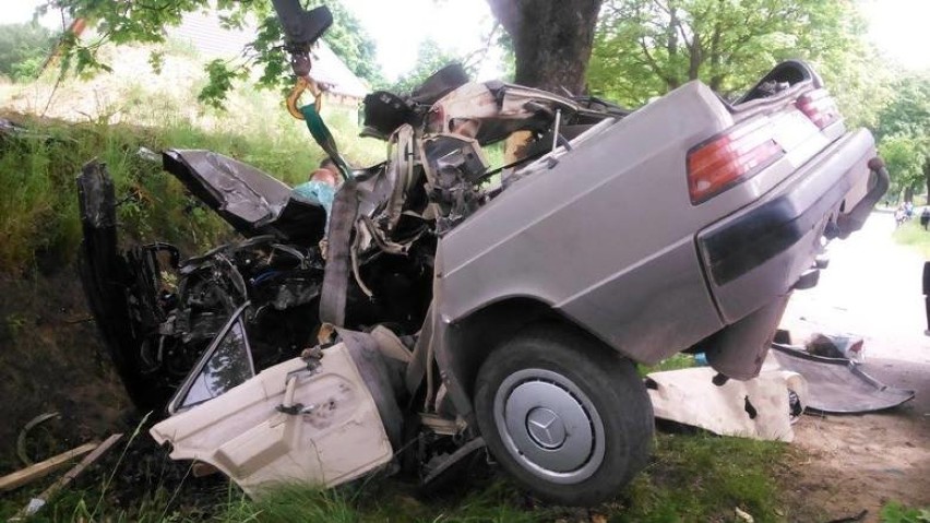 Śmiertelny wypadek koło Tuchomia. Kierowca mercedesa uderzył w drzewo [ZDJĘCIA] 