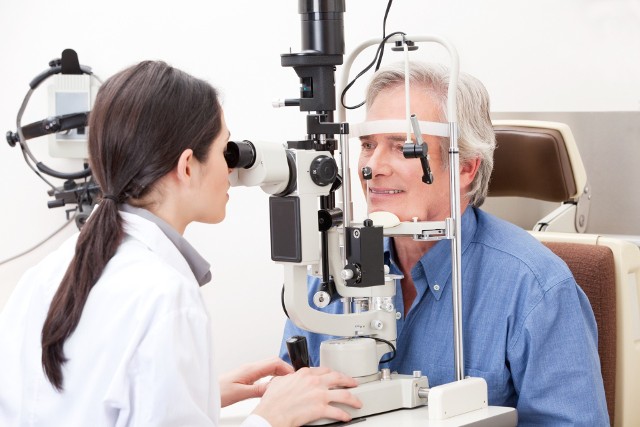 By zdiagnozować starczowzroczność, należy udać się do okulisty lub optomerysty, który wykona odpowiednie badania. Następnie konieczny jest dobór odpowiednich okularów korekcyjnych, dzięki którym unikanie się przemęczenia narządu wzroku.