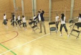 Filip Chajzer ćwiczy z cheerleaderkami! [WIDEO]