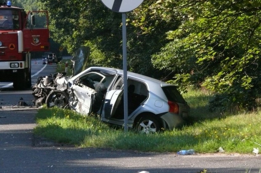 Wypadek na trasie Legnica - Lubin. Nie żyje młoda kobieta, druga jest ranna (ZDJĘCIA)