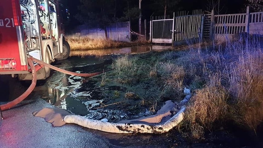 Pożar na nielegalnym składowisku odpadów w Nowinach. To podpalenie? [ZDJĘCIA, WIDEO] 