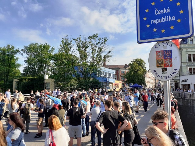 Cichy protest w Cieszynie przeciw zamknięciu granicy Republiki Czeskiej dla woj. śląskiego zgromadził mn&oacute;stwo Polak&oacute;w i Czech&oacute;w. Zobacz kolejne zdjęcia. Przesuwaj zdjęcia w prawo - naciśnij strzałkę lub przycisk NASTĘPNE 