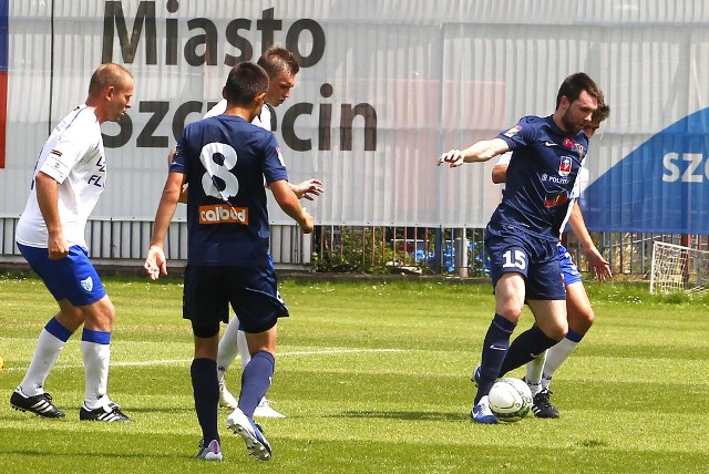 Mikołaj Lebedyński (z prawej) nie będzie grał jesienią w Pogoni Szczecin.