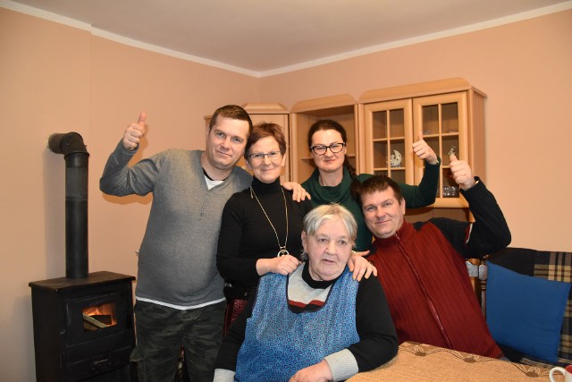 - Teraz wręcz się zaprzyjaźniłyśmy z panią Dąbrowską – mówią Małgorzata Kobelak i Ewa Rodzeń (po środku). Na zdjęciu z Pawłem (z lewej), Piotrem i ich mamą Wiesławą.
