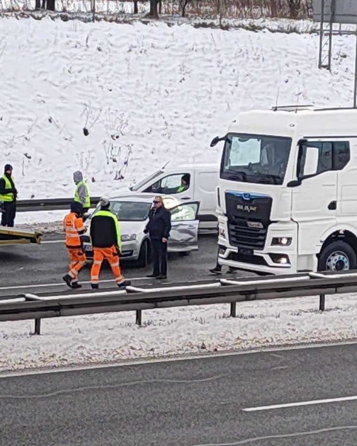 Wypadek i zator na autostradzie A4 pod Krakowem. Pojazd ciężarowy wjechał do rowu, kierowca zasłabł