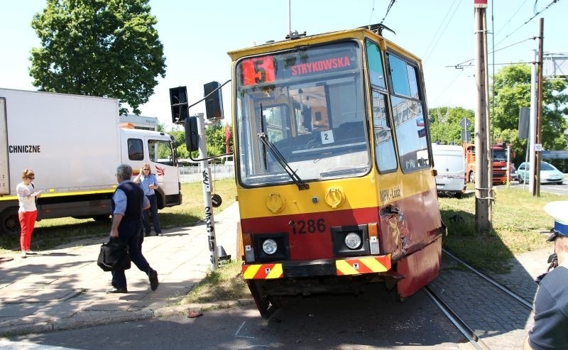 Wypadek na ul. Szczecińskiej. Tramwaj zderzył się z ciężarówką i wypadł z szyn