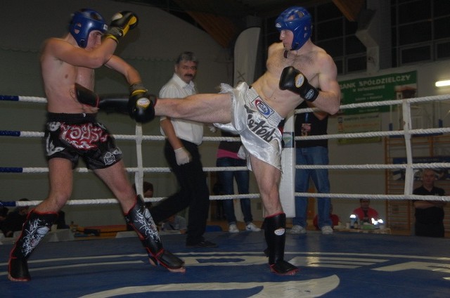 Dawid Kasperski (Dragon Starachowice, z prawej) w finale kat. 81 kg seniorów w K-1 pokonał Bartosza Ożarka z Siedlec.