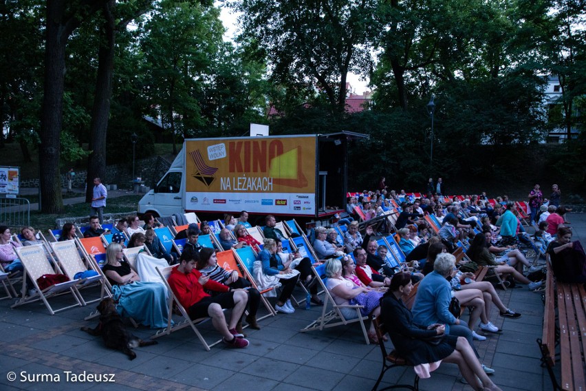 Stargard. Rozpoczęły się COOLturalne Wakacje. Kino na leżakach w teatrze letnim