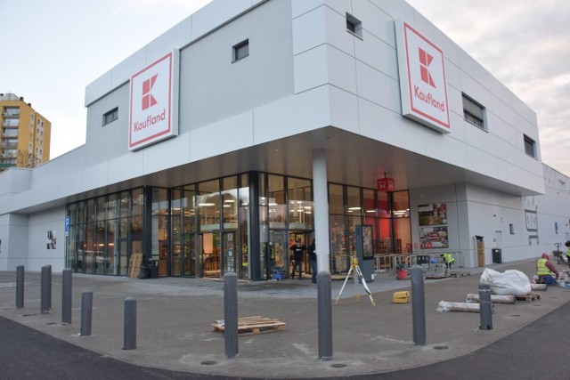 Nowe centrum handlowe Estrada Park w Zielonej Górze jest już gotowe. W czwartek (5 grudnia) otwarty zostanie tam nowy market, Kaufland. Jednocześnie, tuż obok, na skrzyżowaniu ulic Wrocławskiej i Sienkiewicza zostanie oddane do użytku nowe rondo. Autobusy linii nr 1 i 37 mają wrócić już na swoje pierwotne trasy. W środę (4 grudnia) zajrzeliśmy tam, aby zobaczyć, na jakim etapie są ostatnie prace. Przejdź do galerii >>Centrum handlowe Estrada Park powstało w niecały rokBudowa parku handlowego Estrada rozpoczęła się w marcu 2019 r. Na terenie po byłej Estradzie powstał duży kompleks handlowy składający się z trzech budynków. Jeden z nich, ten największy, zajął market spożywczy Kaufalnd, a dwa pozostałe należeć będą do parku handlowego, w którym mają znaleźć się sklepy znanych i popularnych marek m.in. Rossmann, Action, Maxi Zoo, Pepco czy Zyguła.Nowe rondo na ul. Wrocławskiej powstało w niecałe pół rokuTuż obok parku handlowego Estrada, na skrzyżowaniu ulic Wrocławskiej i Sienkiewicza powstało też nowe rondo, które ma usprawnić ruch w tym miejscu po otwarciu sklepów. Jego budowa ruszyła w lipcu 2019 r.Koszt całości inwestycji oszacowano na ok. 45-48 mln zł.