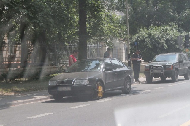 Na ul. Sienkiewicza strażnicy zakładają blokady na koła i wypisują mandaty
