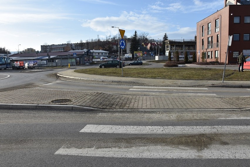 Gorlice. Do urzędu skarbowego na przełaj przez pas zieleni, bo chodnika nie ma. Trzeba też kluczyć między zaparkowanymi samochodami