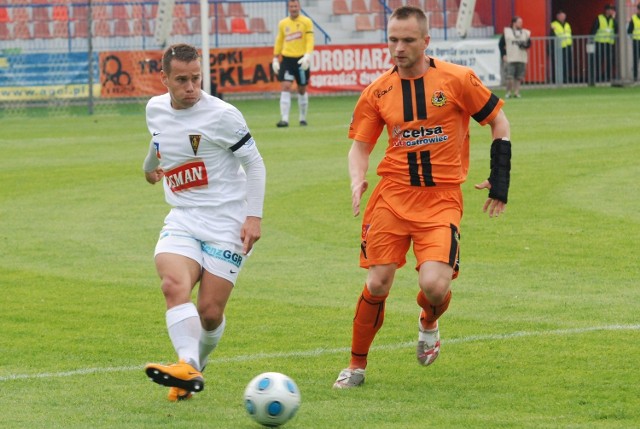 Tomasz Rydzak (z lewej) dostał dziś szansę gry od pierwszej minuty w meczu z KSZO.
