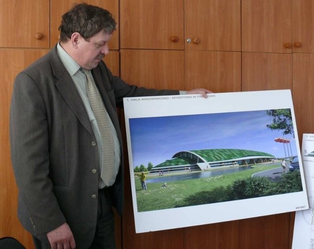 Wicestarosta Jan Moskwa prezentuje planszę z widokiem hali, której budowę rozpoczęto w tym tygodniu.